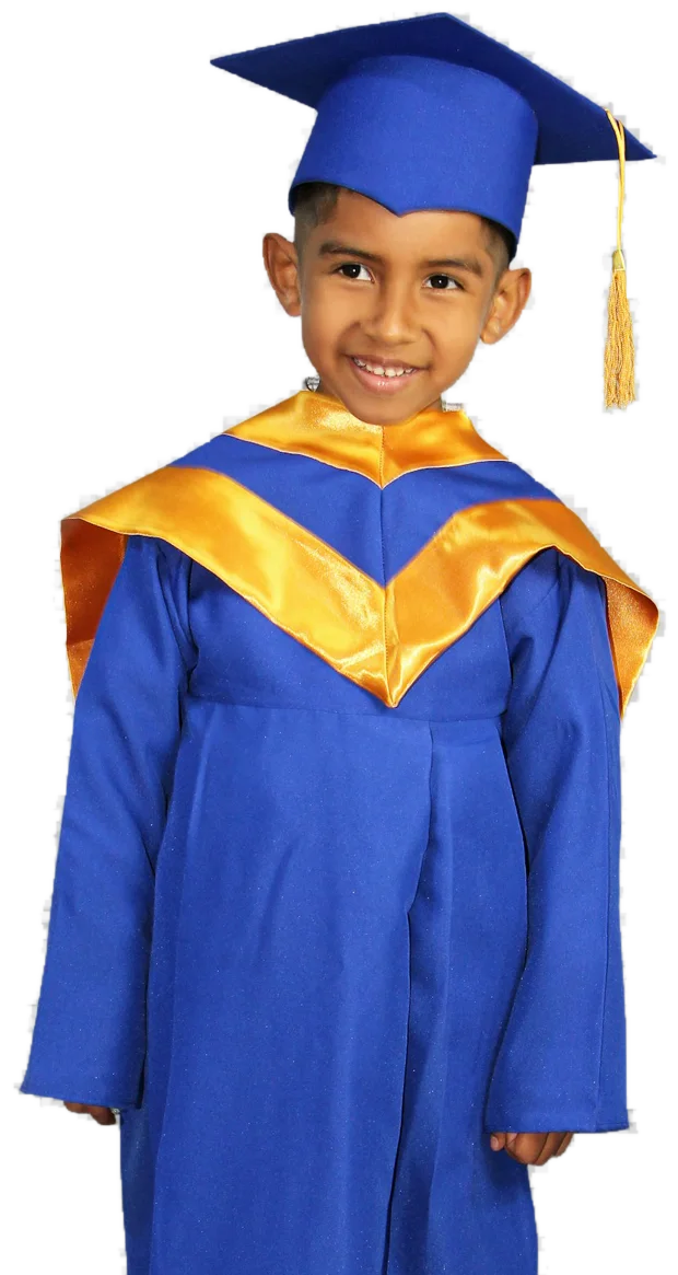 Niño con toga y birrete de graduación