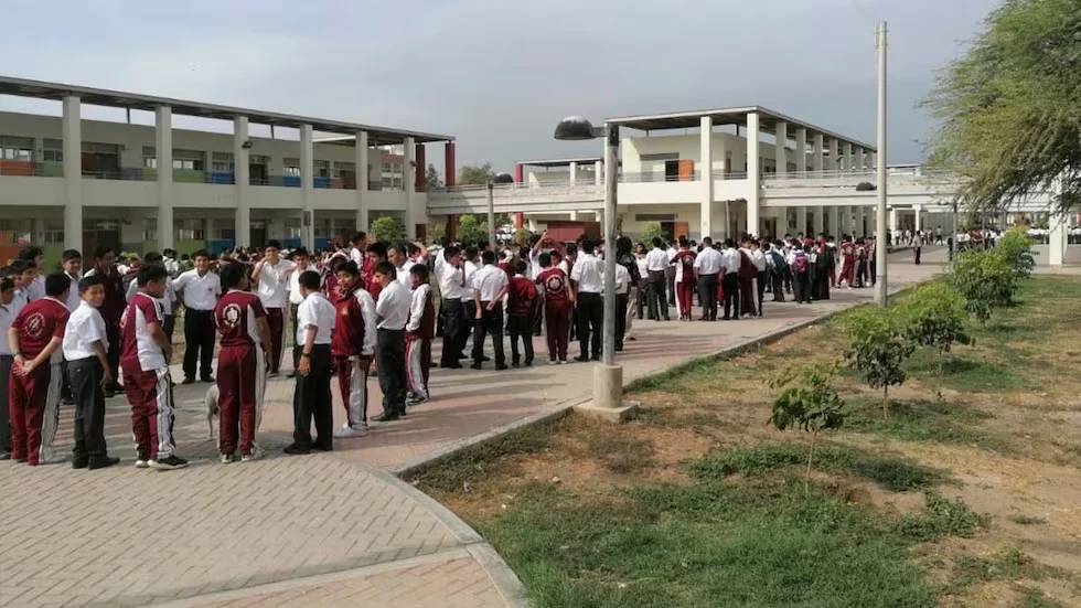 Formación de alumnos en el patio de un colegio que usa LatinCole